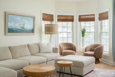 Image de Beachblock Oasis: 5br Designer Charm w Private Driveway!