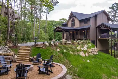 Image de Ambience Lodge at Eagles Nest! 6 bedroom, 5. 5 bathroom, Luxury Home With Hot Tub and Fireplace