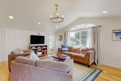 Image de Stunning dog-friendly home with W/D, board games, balcony, deck, & beach towels