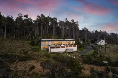 Image de Wander Anchor Cove sleeps 8, w\/Hot tub, 3 Bedrooms