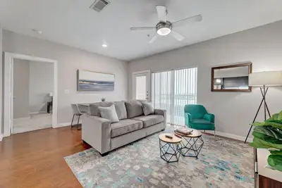 Image de Plush 2Br Cal King Suite Close to Everything