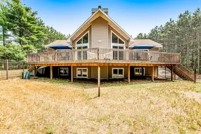 Image de Secluded lake retreat with game room; near beach, boat rental, dining, and golf