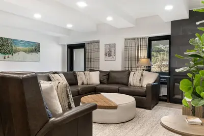 Image de Winter 2025-2026 is Open! Have Your Next Family Ski Trip At Our Spacious Home Near Vail & Bc