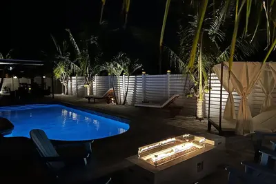 Image de warm interior with  cozy back yard, 10 min to Anna Maria Island
