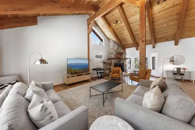 Image de Bright & Modern Cabin | Luxury Home in Carnelian Bay!