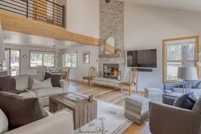 Image de Stylish, comfortable, and inviting 4 Bedroom Sunriver Home with Hot Tub