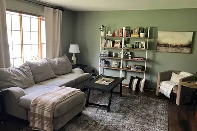 Cozy 3 bd, 1. 5 bath house close to Ithaca College, Cornell, and Downtown Commons