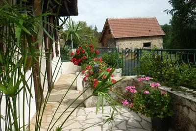 Image de L'Oustal d'Emilien. Maison de campagne, rivière Lot au fond du jardin