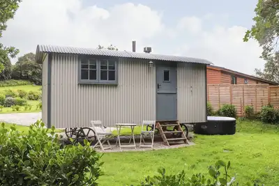 Godrevy Shepherds Hut, romantic, with hot tub in Hayle