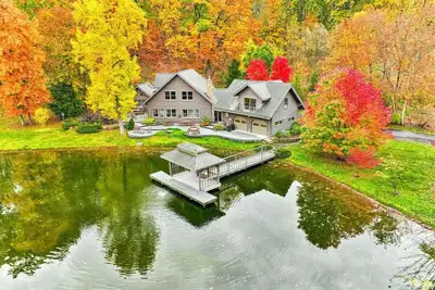 Image de Upscale log cabin w/ 20' ceilings, indoor hot tub & King beds