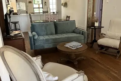 Image de Centrally located Turn of the Century Beauty!