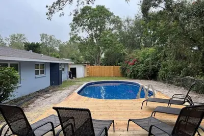 Image de Private fenced in pool home
