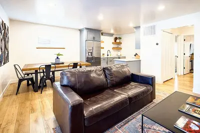 Image de Near Downtown Stylish 2br With Amazing Patio - 1