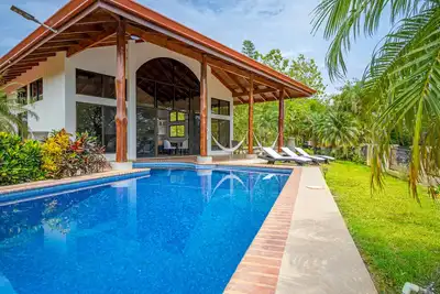 Image de Exclusive tropical retreat with astonishing ocean views, pool, partial Ac, & W\/D