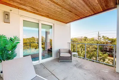 Image de Modern condo with pool, hot tub, gym, wrap-around balcony, & Ac