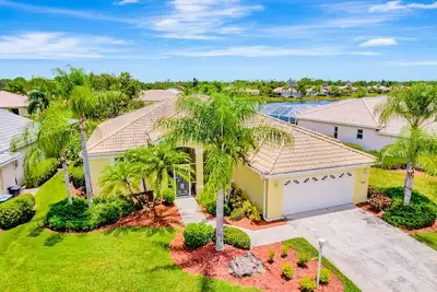Image de Country club retreat with private pool, water views, on-site golf, & gym