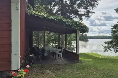 Image de Cottage on the lake with grazing horses as neighbors