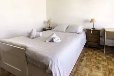 Image de Appartement de 100m2 avec 2 chambres à coucher pour 6 personnes, proche de la plage et du métro.