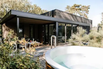 Image de This Eco-Lode is furnished for six persons as well but also has an extra hot tub. This means you can relax completely from your own patio and grab your own wellness moment!