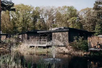 Image de This Eco-Lodge is also furnished for six persons, but has an extra hot tub and is situated at the water as well. This means you can relax completely from your own patio and grab your own wellness moment!