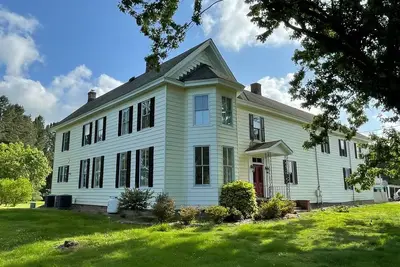 Image de Downings Farmhouse - a Historic 6 Bedroom Home on 3 Acres of Yard and Forest