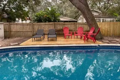 Image de Pool home with large yard, close to beaches