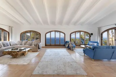 Image de Chalet con Vistas Panorámicas en Primera LĂnea de mar