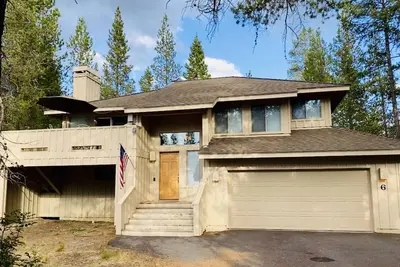 Image de Sharc passes added! Updated family-friendly home. Hot tub, great layout!