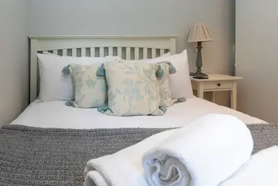 Modern Top Floor 2bd Flat - Kensington