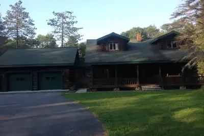 Image de Adirondack 4 bedroom Spacious Cabin, beautiful stone fireplace