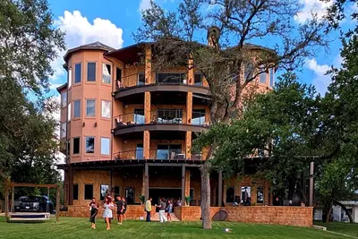 Image de Private four-storey lake front estate