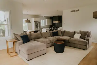 Image de Dreamer: New Chic Modern Home 5 Br, 4. 5 Ba, Walk to beach, Ev Charger, Peloton