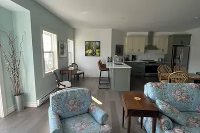 Image de Waterfront upper level two-bedroom end unit, spacious and comfortable!