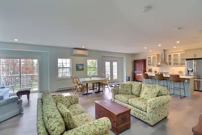 Image de Spacious upper level 2 bedroom unit overlooking the water 100' away!