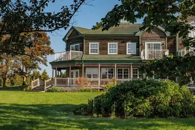 Image de Waterfront ground level 2 bedroom 2 bathroom apartment with wrap around porch