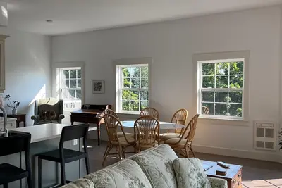 Image de Upper level two bedroom end unit with water views from every direction