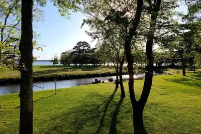 Image de Lakefront Retreat Nestled in the piney woods