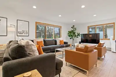 Image de A Spacious Home Walking Distance to Town Square w Jh Property Management