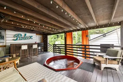 Image de RelaxOnRountree - Hot tub & Authentic Atx home.