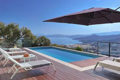 Magnifique vue mer, piscine, plage de Bodri à pied