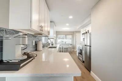 Gorgeous and Updated Waterfront Apartment 2 Bed #5