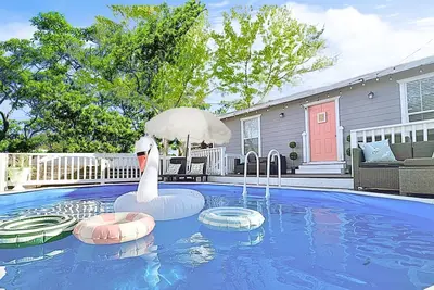 Image de Spacious Oasis l 5 min to Alamo, Riverwalk, Pearl l Pet Friendly