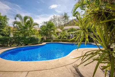 Image de Tropical apt near the beach with outdoor pool, full kitchen, desk, washer\/dryer