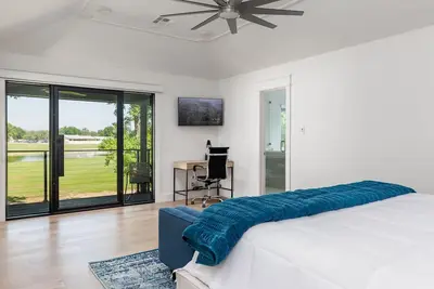 Image de Luxury Home on Golf Course