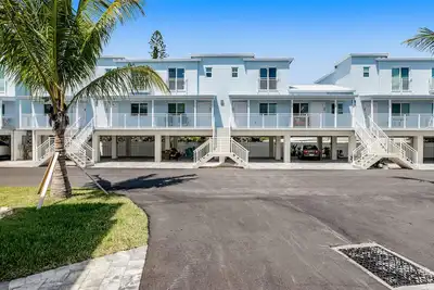 Image de Inviting oceanfront condo with pool, dock, balcony, & W/D