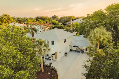 Image de Siesta Beach Cottage 3 Bedroom 2 Bath - Walk to Beach and Private Fishing Dock