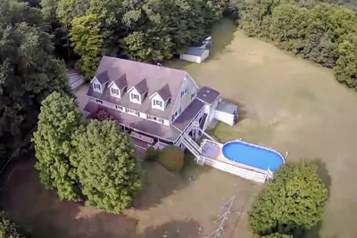Image de Private 12 bedroom home with pool and pickleball!