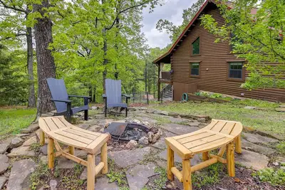 Image de Beaver Lake Vacation Rental w/ Private Hot Tub!