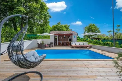 Image de Villa avec piscine et cuisine de jardin