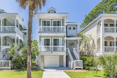 Image de New Listing! Walking distance to Marina.
